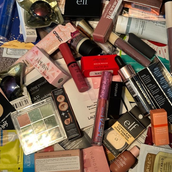 XL MYSTERY Beauty ITEMS + Makeup Bag GET 10 PIECES of GWP, Full & Sample Sizes - Picture 5 of 8